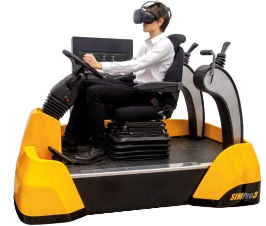 VR gözlük takan kişi, sarı ve siyah beko loder simülatöründe eğitim alıyor.