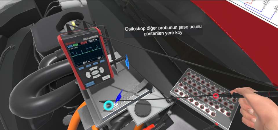 Elektrikli araç simülatörünün içerisinde osiloskop eğitimi verilirken çekilen resim