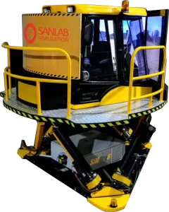 Gerçekçi eğitim deneyimleri için hidrolik bir platform üzerine monte edilmiş 360 derece görüş alanına sahip kabinden oluşan tam hareketli beko loder simülatörü.